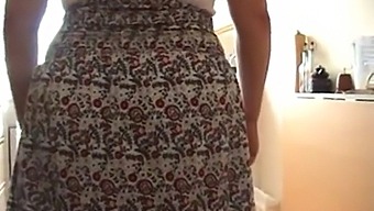 Britanska Zrela Ženska Mi Dovoli, Da V Zameno Za Denar Povoham Njeno Spodnje Perilo