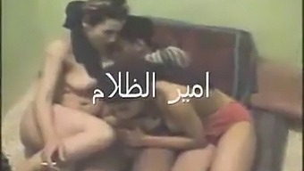 Dve Seksi Ženski Se Udeležita Vroče Arabske Akcije
