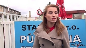 Голодная Секретарша Получает Сперму От Большого Члена На Публике.