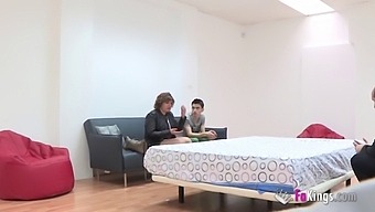 سئمت امرأة متزوجة من خيانة زوجها وتسعى للانتقام من خلال النوم مع جوردي