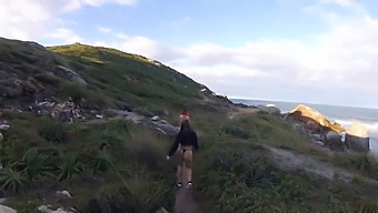 Ett Hett Möte På Stranden Med Förbjuden Njutning