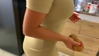 キッチンで義理の妹を捕まえて、私たちは本物の性行為に従事します。