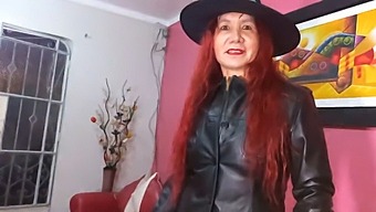 令人惊叹的成熟美女在万圣节晚上穿着诱人的女巫服装