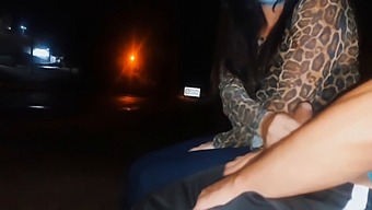 バスを待っている女性に、潜在的な結果にもかかわらず、私は自分自身をさらけ出そうとしています。彼女の反応はどうでしょうか?