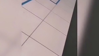 Bakkalda Rastgele Penis Arayan Kadın Erkeklerin Banyosunda Buldu