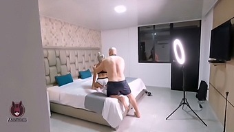 Chytím Ho, Jak Mě Tajně Natáčí Během Focení