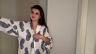 Styvpappas Enorma Penis Gnids Mot Torktumlaren Medan Hans Styvson Observerar.