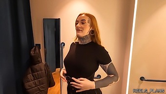 Två Främlingar På Ett Hotellrum Ägnar Sig Åt Grov Analsex Med En Brittisk Student Med En Stor Rumpa