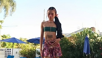 Tatuerad Prinsessa Möter Ett Monstruöst Hot I En Het Träff
