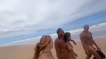 Hot Møde Med Fantastiske Kvinder På Nøgen Strand, Fanget På Kamera